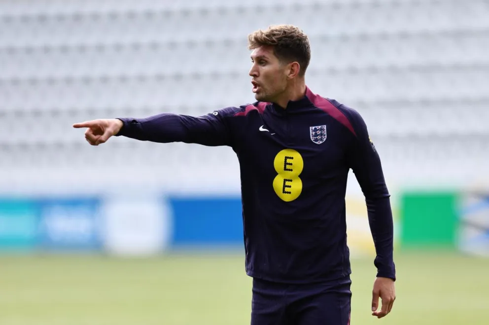 El defensor de Inglaterra John Stones da instrucciones a sus compañeros durante un entrenamiento. Foto: EFE