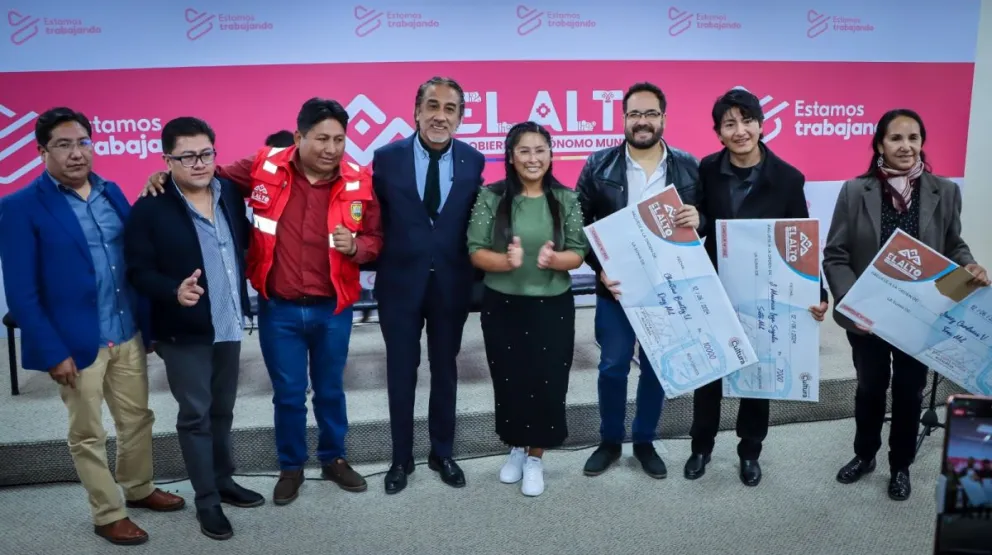 Ganadores del concurso, el compositor Willy Claure y la alcaldesa Eva Copa. Foto: Alcaldía de El Alto.