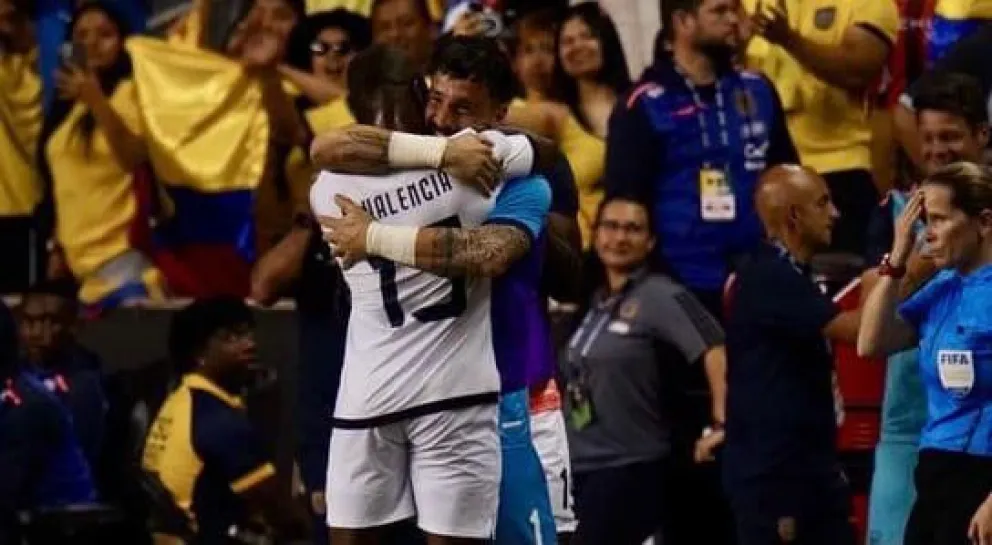 Valencia anotó el primer gol del partido y  celebró con el arquero Hernán Galindez. Foto: La Tri.