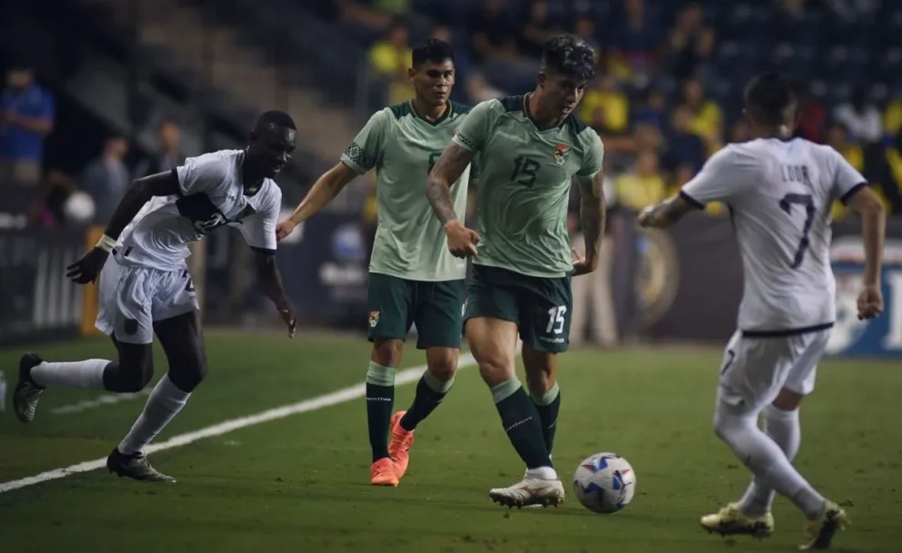 El boliviano Villamil (15) hace un pase en el partido ante Ecuador. Foto: FBF.