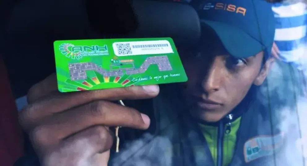 Un conductor coloca el stiker del B-SISA en su vehículo. Foto: ANH