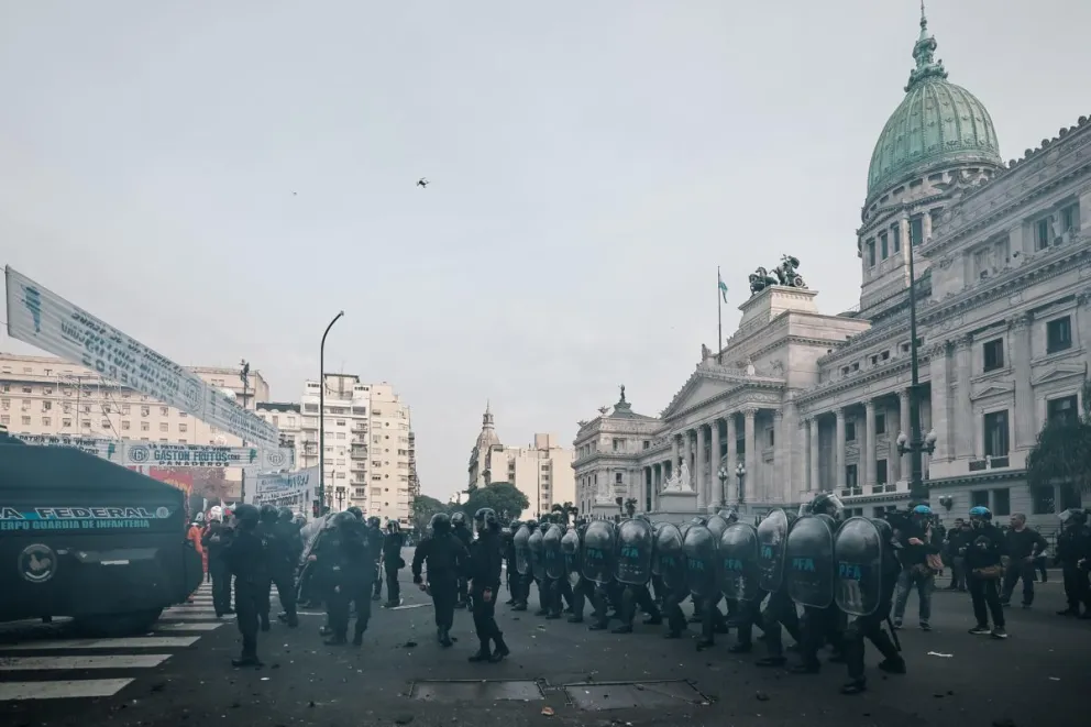 Policías intentan proteger de los manifestantes el Senado argentino. Foto: EFE