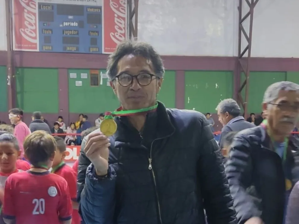 Luis Herrera muestra uno de los galardones que ganó en su carrera. 