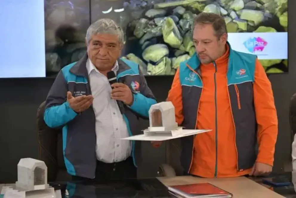 El acalde de La Paz, Iván Arias y secretario de Resiliencia, Juan Pablo Palma, explican los daños en la bóveda. Foto: AMUN