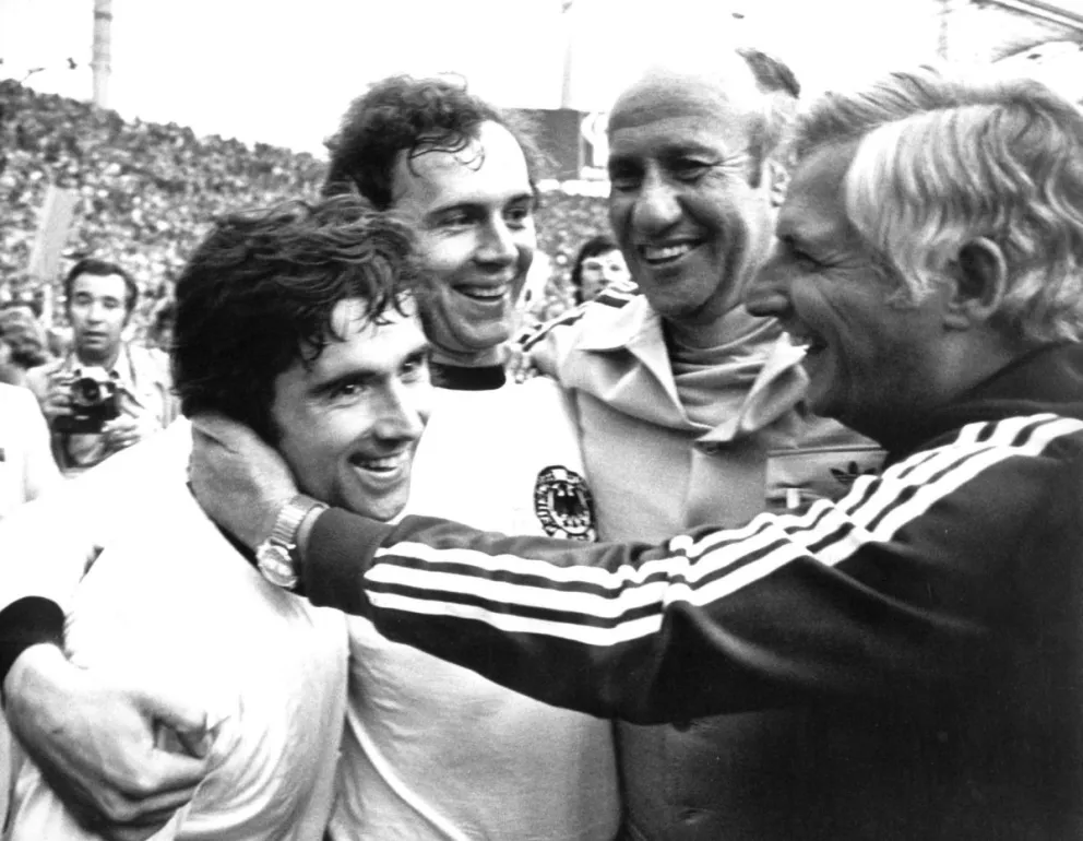 El antiguo entrenador de la selección alemana, Helmut Schoen (2d), junto a su ayudante, Jupp Derwall (d), el delantero Gerd Mueller  y el Kaiser. Foto: EFE
