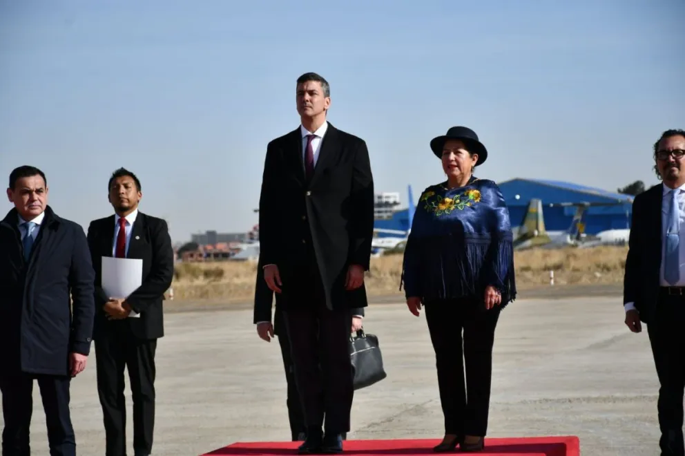El presidente de Paraguay, Santiago Peña, junto a la canciller Sosa, este jueves. Foto: APG
