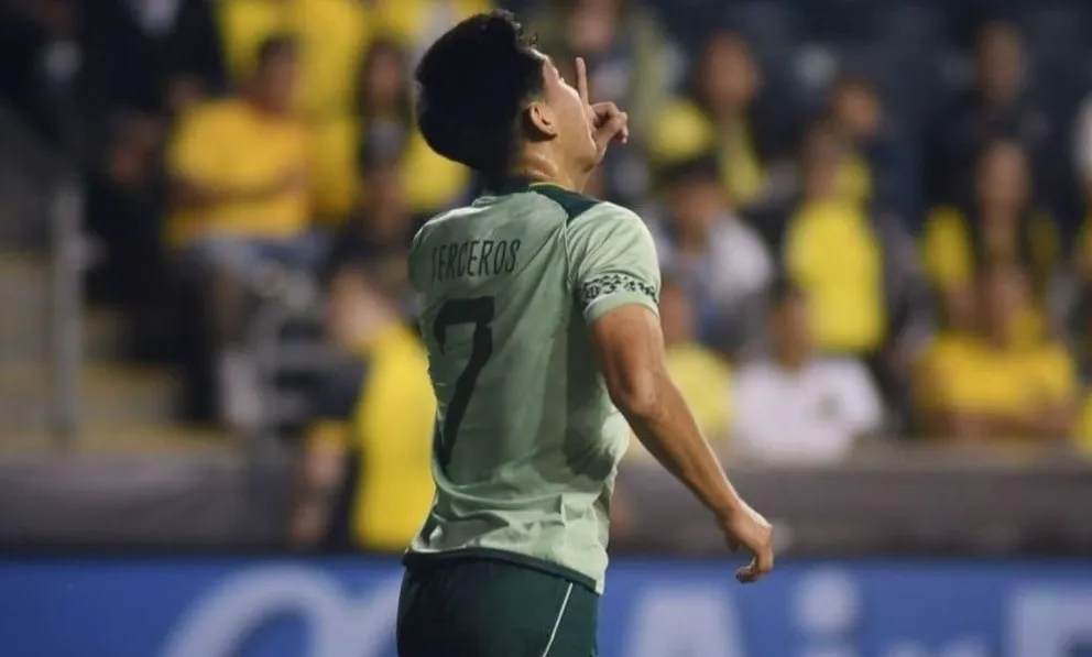 Terceros apunta al cielo en la dedicatoria de su primer gol de la selección. Foto: FBF