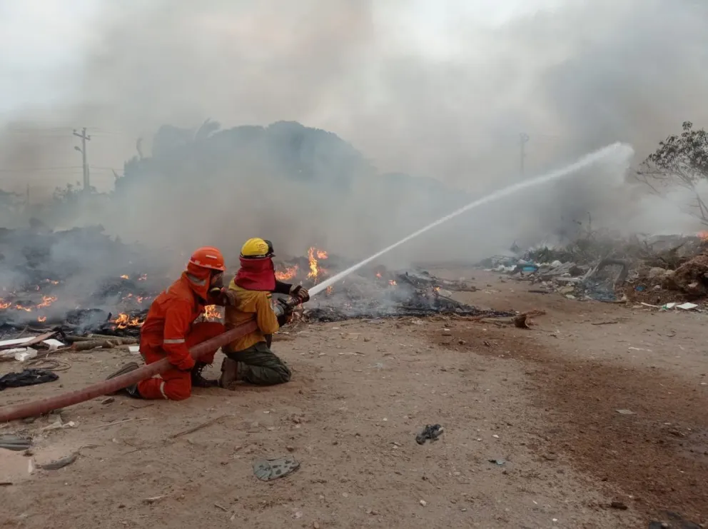 Bomberos apagan un incendio en el Tunari en noviembre de 2023. Foto: Bomberos Voluntarios UUBR