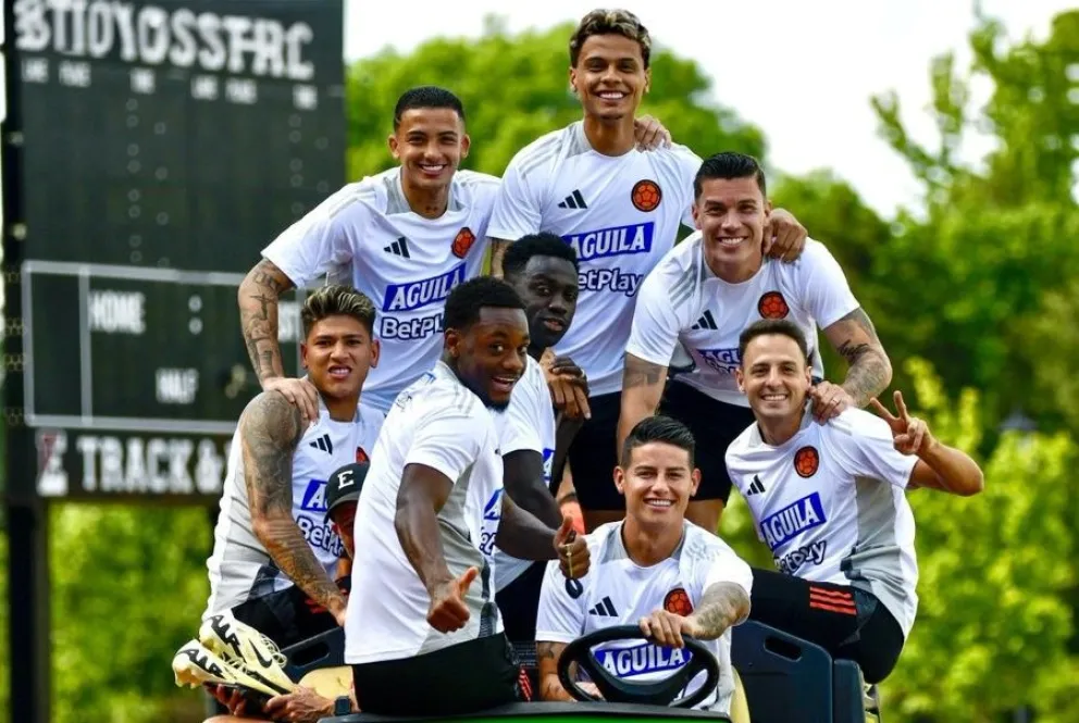 James Rodríguez junto a sus compañeros del seleccionado colombiano. Foto FCF