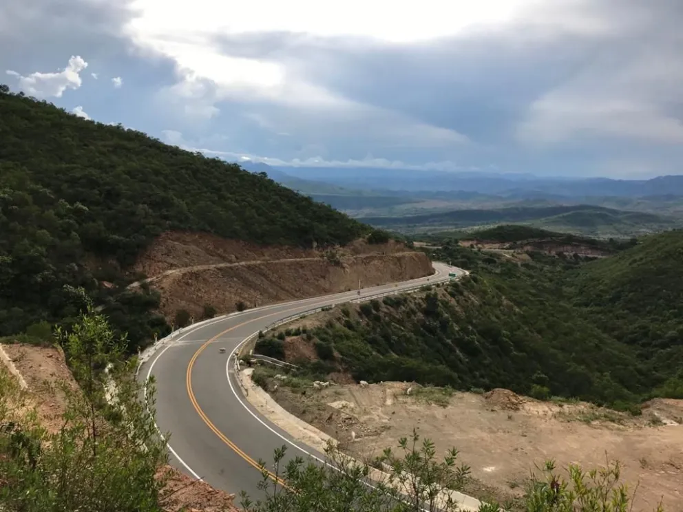 Imagen referencial de una carretera en el país. Foto: ABI