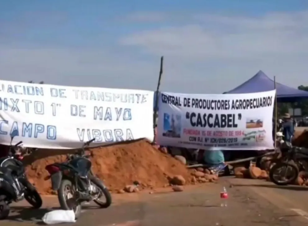 Pobladores de Yapacaní mantienen bloqueada la carretera Cochabamba- Santa Cruz. Foto: ABI