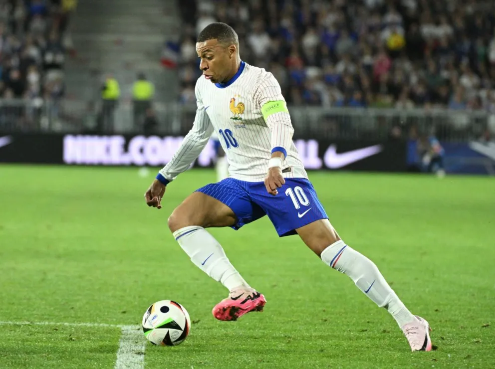 Kylian Mbappé de Francia en acción durante el partido amistoso ante Canadá en Burdeos, previo al comienzo de la Eurocopa. Foto: EFE