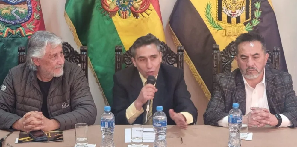 Fernando Trino (centro), gerente general de The Strongest, con Gonzalo Landaeta (izq.) y Javier Salazar, ejecutivos de Ovipri, presentan el acuerdo. Foto: Sports 360. 