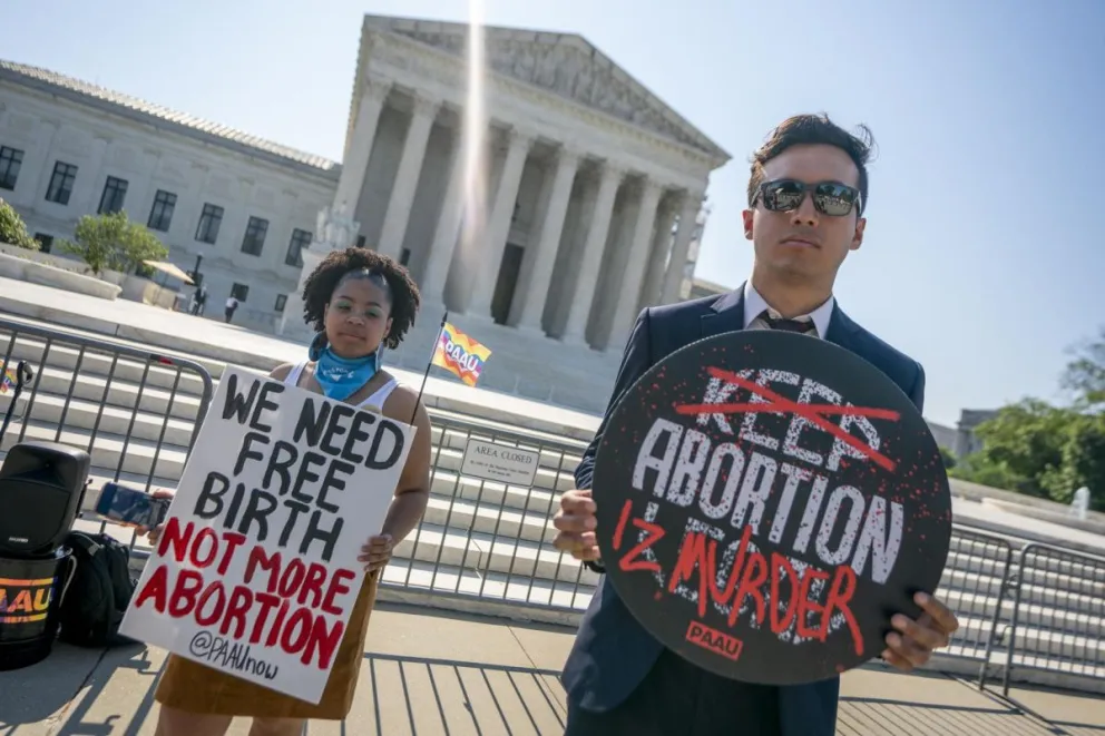 Activistas contra el aborto protestan frente a la Corte Suprema en Washington. Foto: EFE