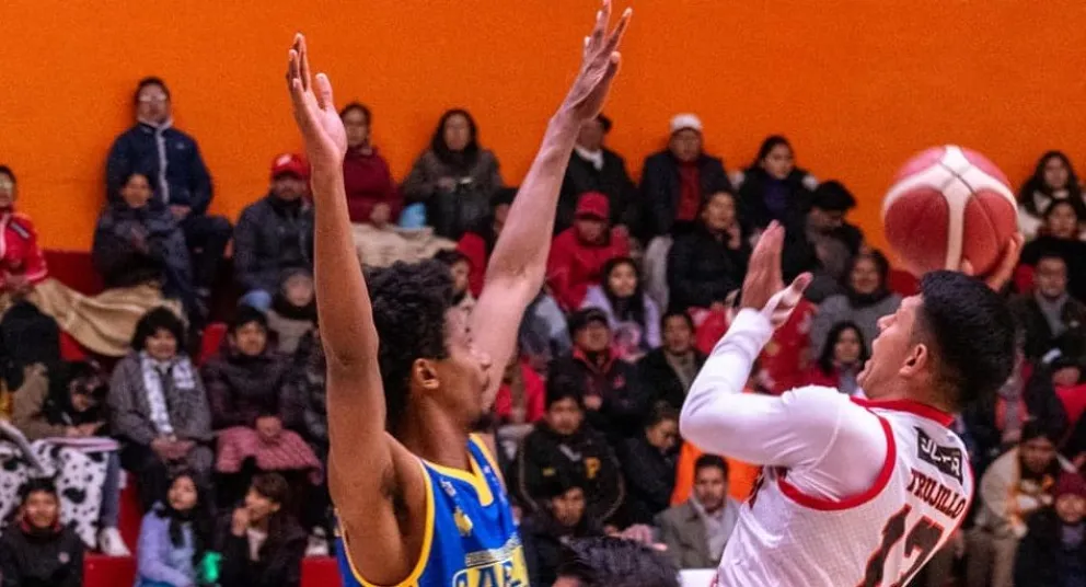 Incidencia del partido entre Pichincha (de blanco) y CARL A-Z. Foto: Club Pichincha.