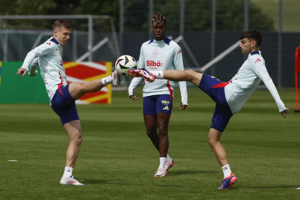 Los jugadores de la selección española Dani Olmo (izq.), Nico Williams (centro) y Pedri durante el entrenamiento de este jueves. Foto: EFE