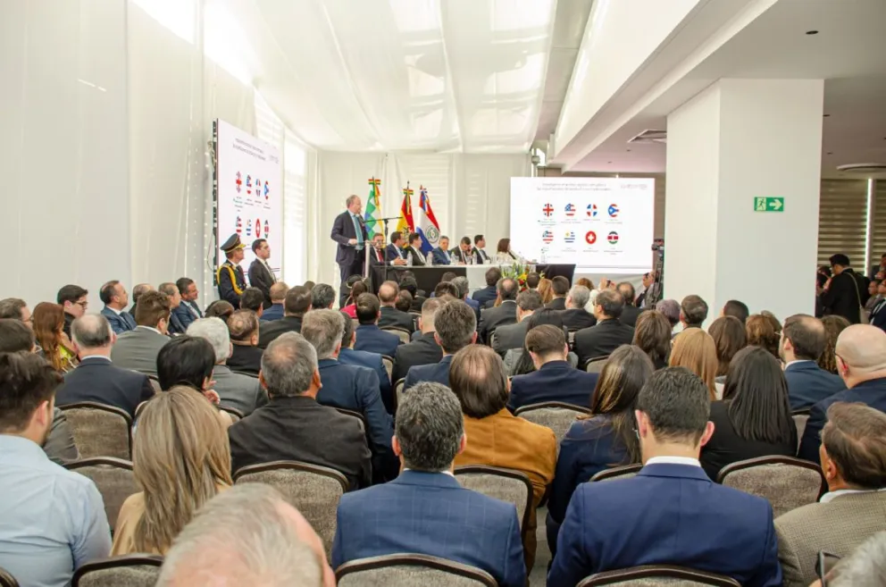 El presidente de Paraguay, Santiago Peña, reunido con empresarios y autoridades de Bolivia. Foto: CEPB