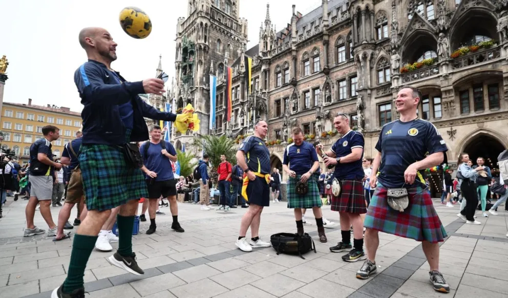 Seguidores escoceses en Múnich recorren la ciudad a la espera del partido inaugural. Foto: EFE.