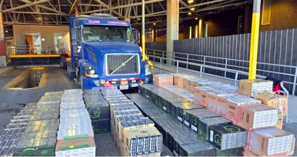 El vehículo boliviano con la carga incautada. Foto: Aduana de Chile