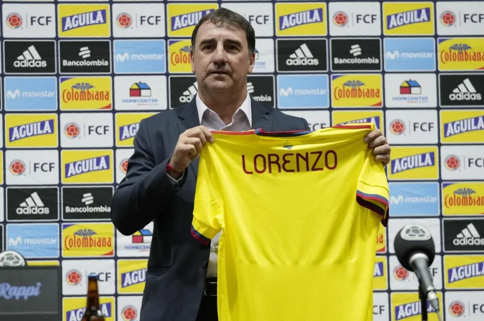 Néstor Lorenzo sostiene la camiseta de Colombia, el técnico habló sobre Bolivia y la Copa América. Foto: Los Angeles Times