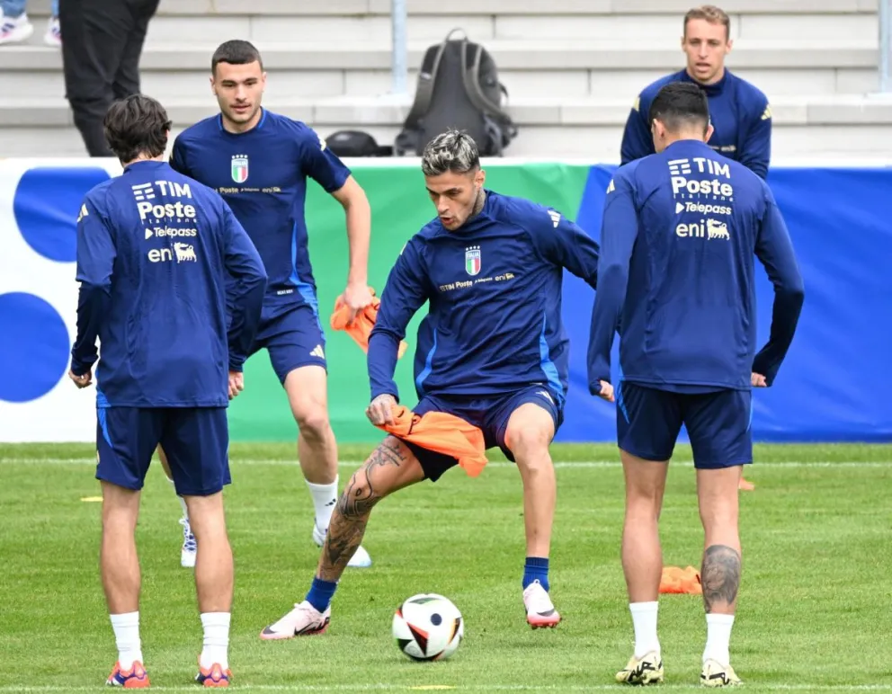 El delantero italiano Gianluca Scamacca (C) en un entrenamiento de la azurra. Foto: EFE