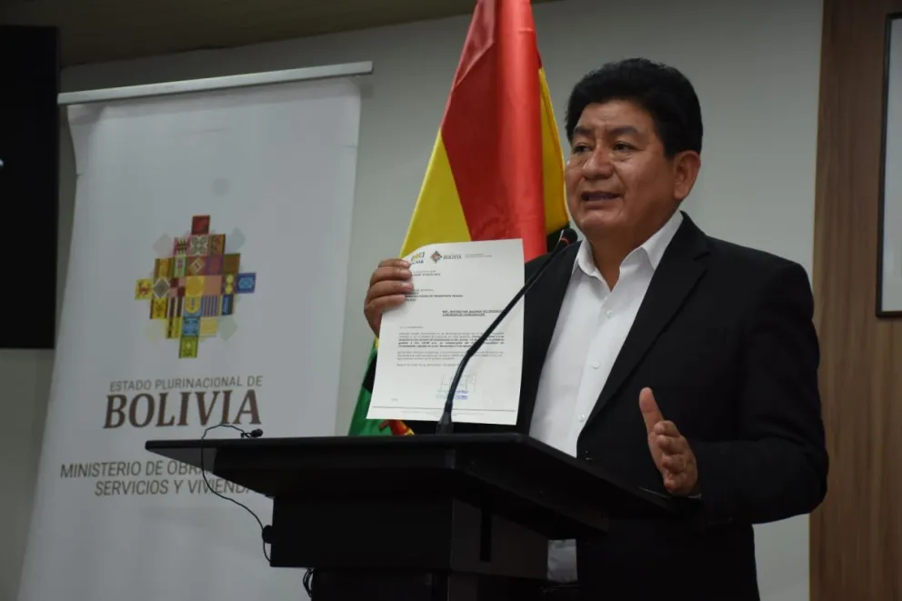 Edgar Montaño, ministro de Obras Públicas, en contacto con la prensa, este viernes. Foto: APG