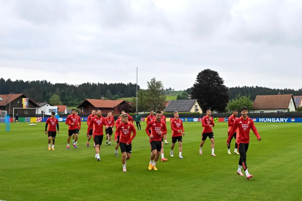 Jugadores de Hungría participan en una sesión de entrenamiento en Weiler-Simmerberg, Alemania. Foto: EFE.