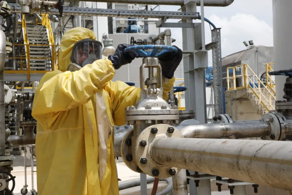 Un trabajador opera una válvula de gas natural. Foto: YPFB