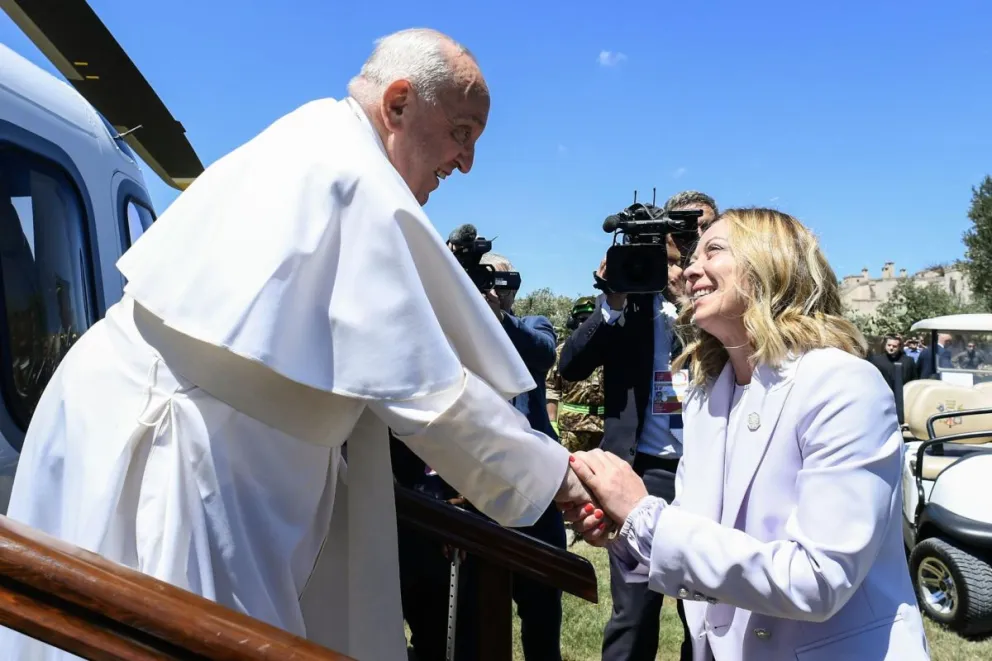 La primera ministra italiana Giorgia Meloni da la bienvenida al Papa a la cumbre del G7. Foto: EFE / Vaticano