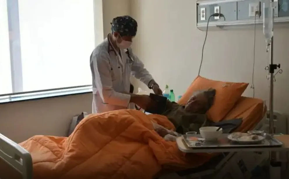 Amparo Carvajal es atendida en el hospital municipal. Foto: AMUN