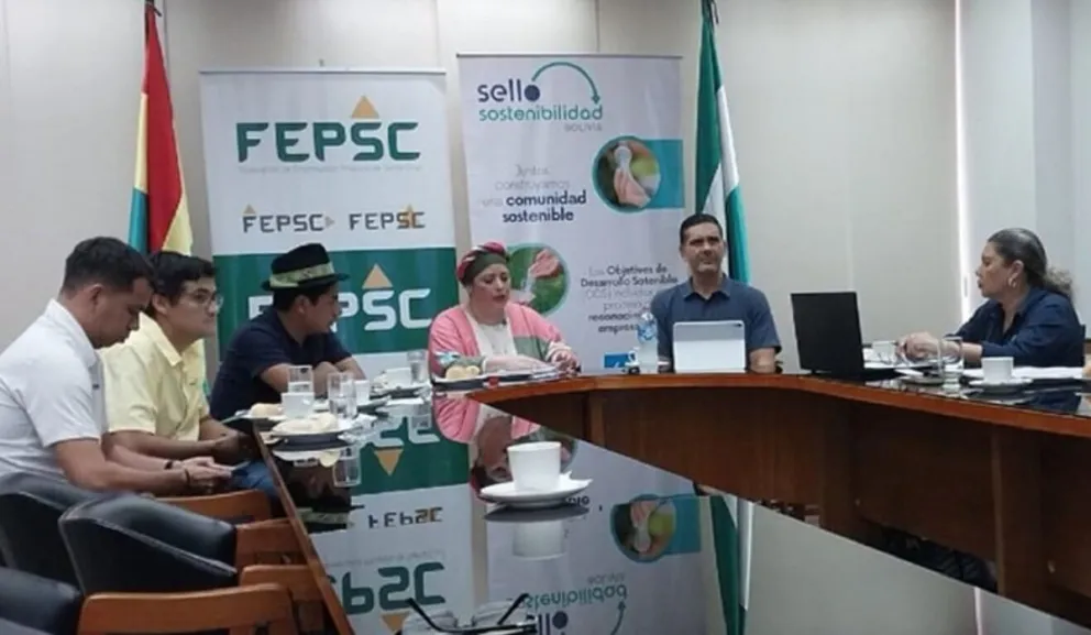 La reunión de los empresarios y la ministra de la Presidencia, María Nela Prada. Foto. ABI