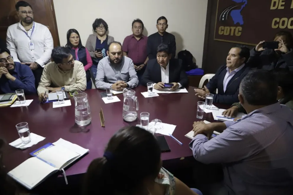 Autoridades de Gobierno se reúnen con los dirigentes del transporte nacional e internacional, en la ciudad de Cochabamba. Foto: APG