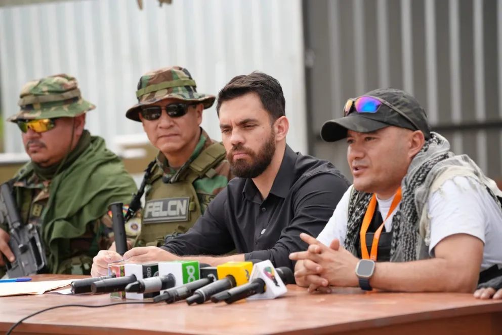 El ministro de Gobierno, Eduardo Del Castillo, y otras autoridades brindan conferencia de prensa. Foto: Ministerio de Gobierno.