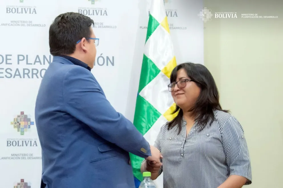 La nueva directora del FPS, Melodi Bueno, saluda al ministro de Planificación del Desarrollo, Sergio Cusicanqui. Foto: Ministerio de Planificación del Desarrollo.