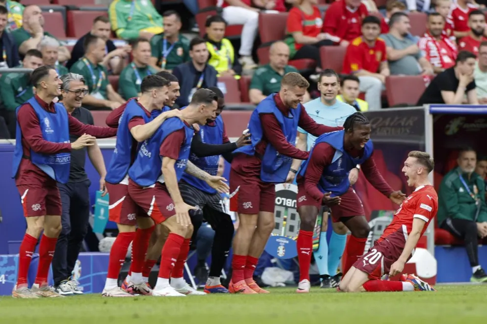 El suizo Michel Aebischer (d) celebra con sus compañeros el 2-0 durante el partido del grupo A entre Hungría y Suiza en Colonia, Alemania. Foto EFE