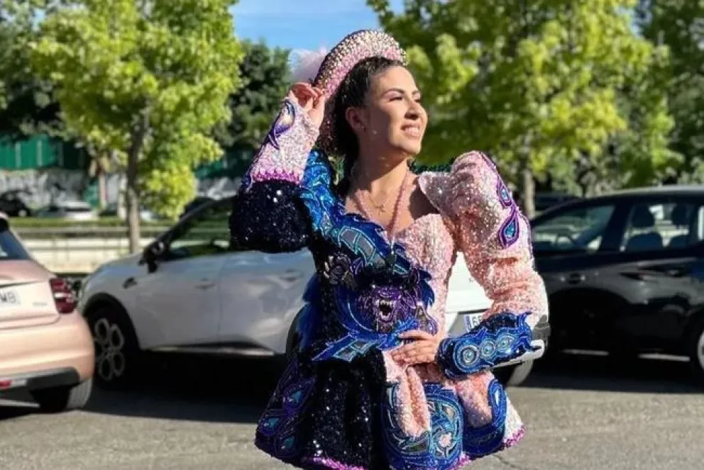 La joven con su traje de caporal. Foto: Facebook de Laura Villacañas