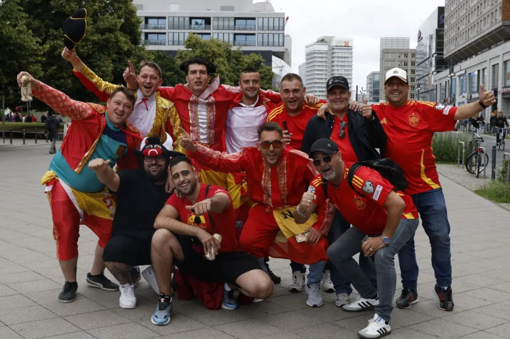 Los aficionados españoles dan rienda suelta a su emoción antes del partido. Foto EFE