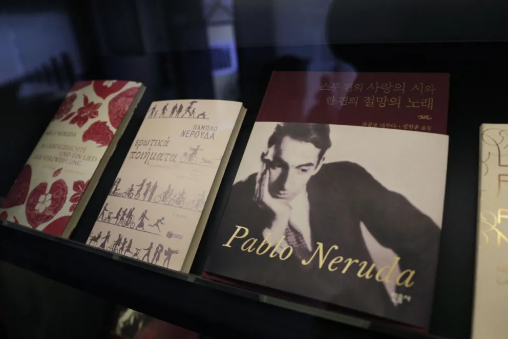 Libros en la biblioteca de casa museo "La Chascona" con ediciones de Pablo Neruda, el 6 de junio 2024, en Santiago (Chile). Foto: EFE