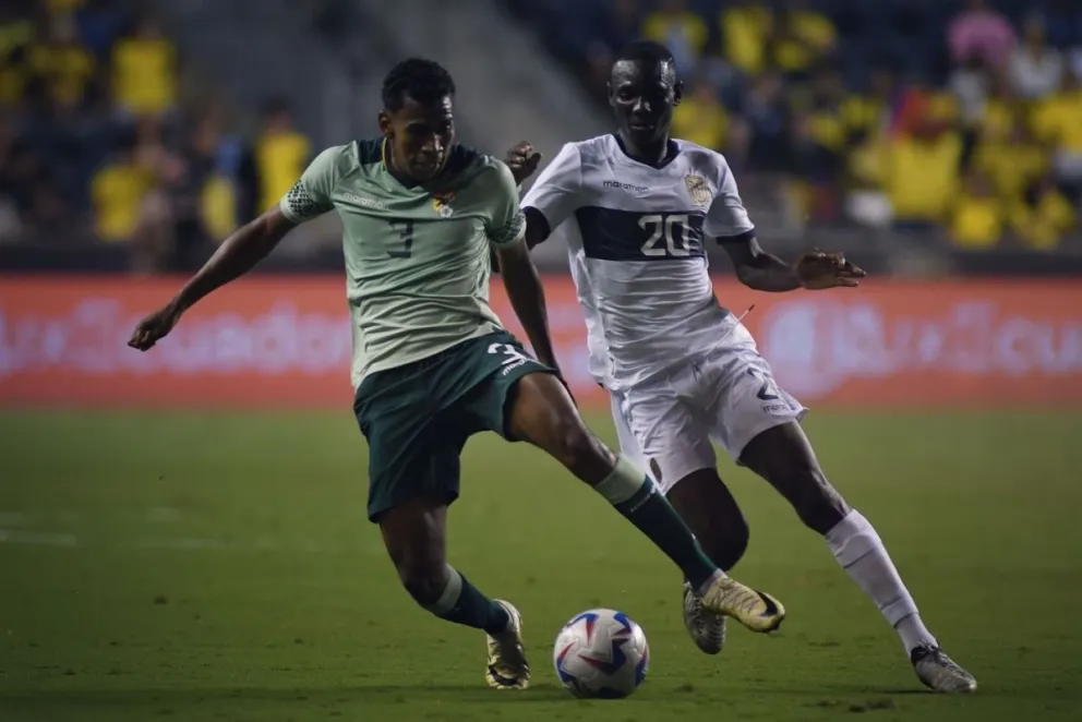 Diego Medina de la Selección Nacional domina el balón ante la marca de un rival ecuatoriano. Foto FBF