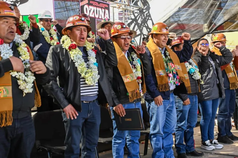 Arce junto a la dirigencia minera de Huanuni y otras autoridades. Foto: Facebook del mandatario 