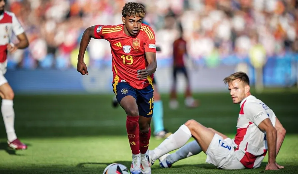 Lamine Yamal (19) deja en el camino a un rival de Croacia. Foto: ESPN FC