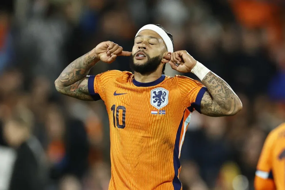 Menphis Depay, delantero estelar de Países Bajos, será de la partida este domingo. Foto EFE