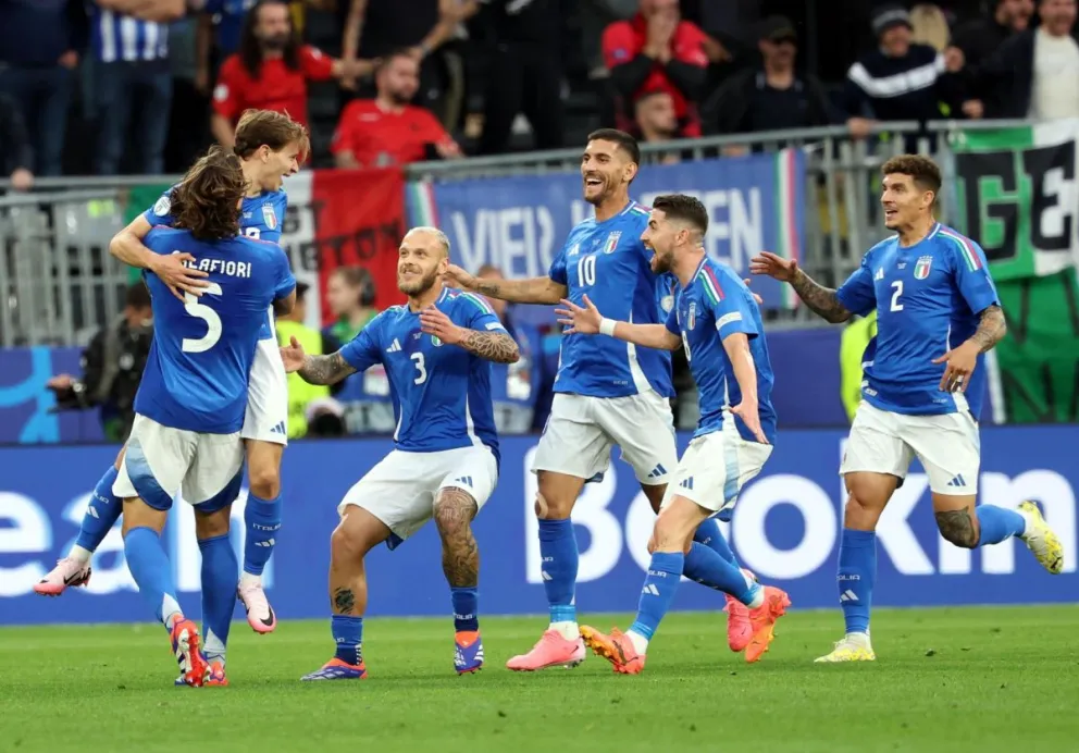 Los jugadores italianos celebran el gol de Nicolo Barrella. Foto EFE