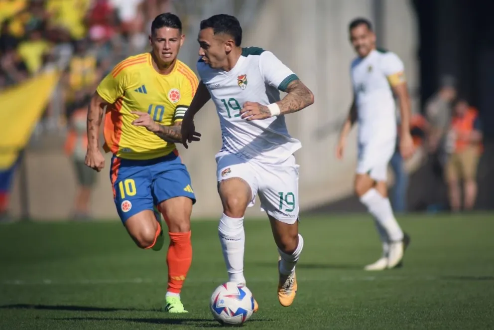 James Rodríguez va a la marca de Bruno Miranda, esta tarde. Foto FBF
