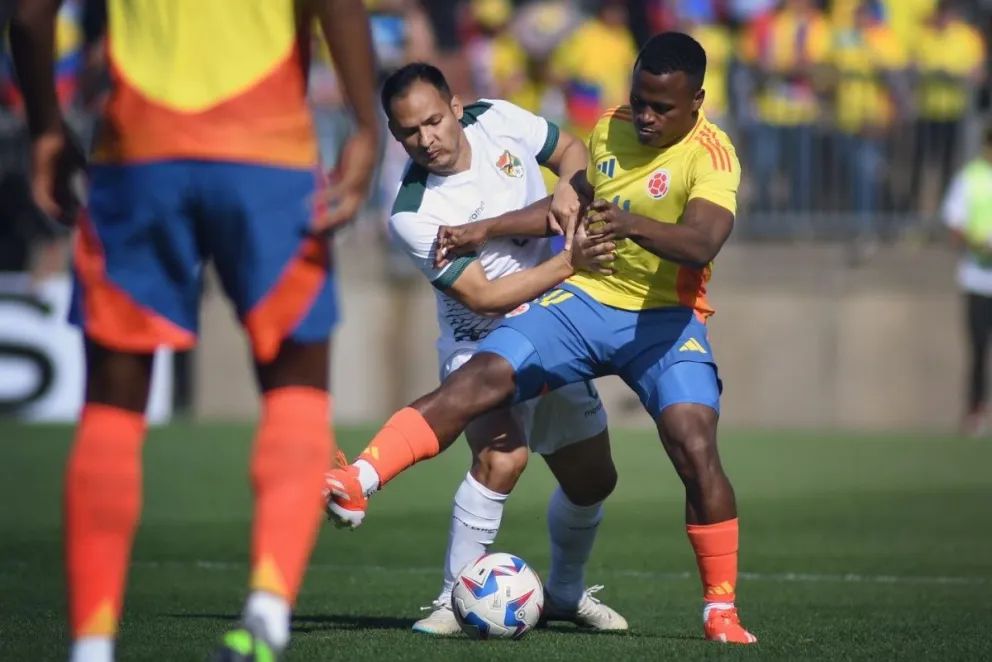 Leonel Justiniano no puede controlar el balón ante la arremetida de un rival. Foto FBF