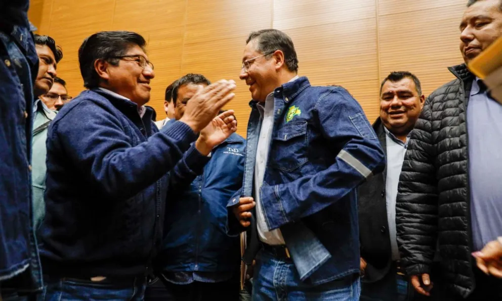 Los asistentes a la reunión le regalaron una camisa de jean al presidente Arce. Foto: Facebook de Luis Arce 