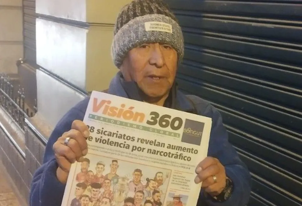Humberto Medrano muestra uno de los ejemplares de Visión 360. Foto: Anahí Cazas / Visión 360 