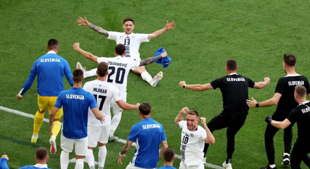 El festejo de los jugadores de Eslovenia tras el tanto del empate. Foto EFE