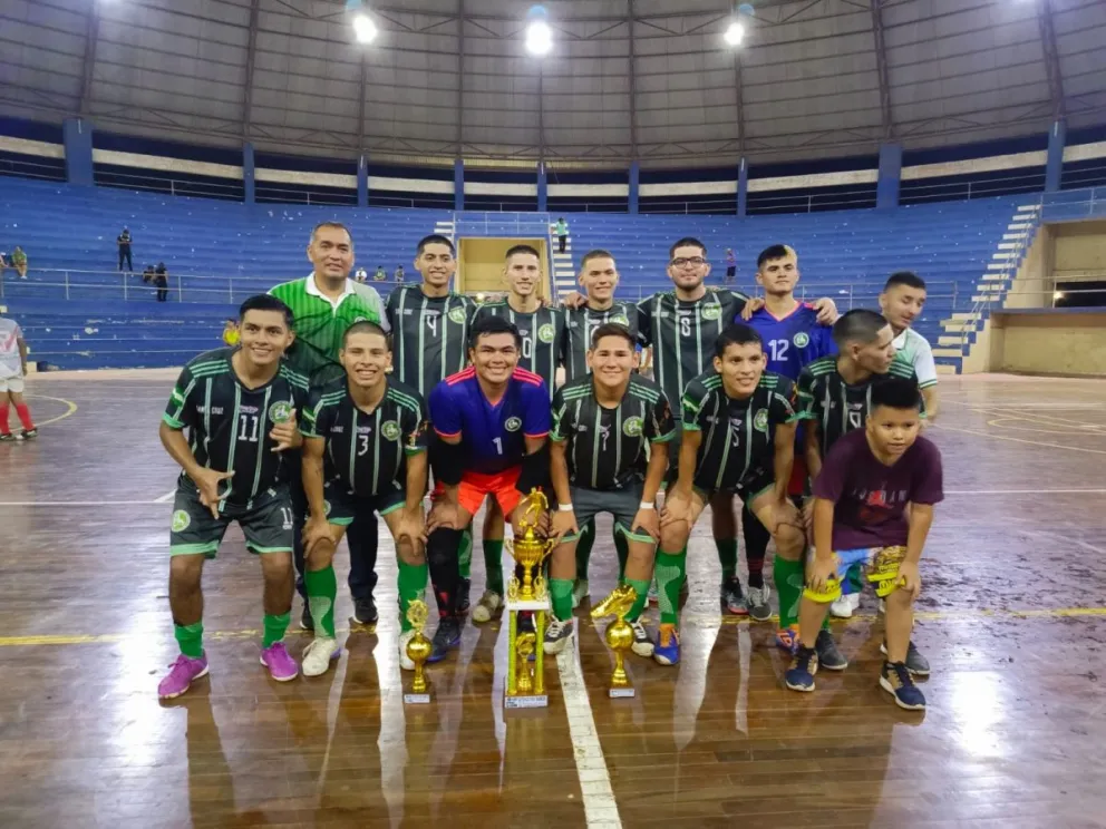 La selección cruceña con su trofeo de campeón. Foto: Comisión de Futsal Bolivia.