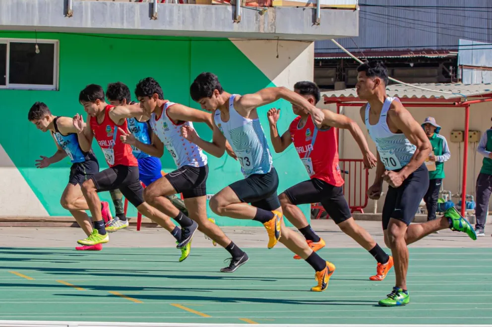 Varios atletas durante una prueba de velocidad. Foto: FAB.